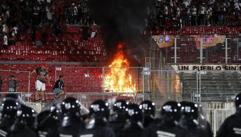 Cile, violenza sugli spalti, fiamme allo stadio: gara sospesa e rovinata festa Vidal