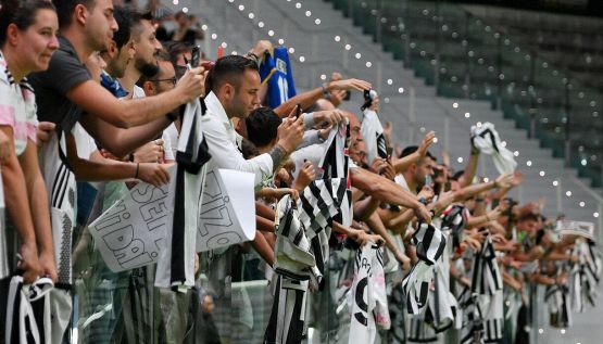 Juve, ecco le maglie per il prossimo anno: ma i tifosi non ci stanno, rivolta sul web