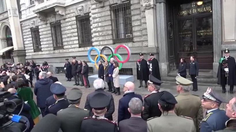 Olimpiadi, svelati in piazza della Scala i Cinque cerchi e gli Agitos paralimpici