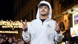 Sanremo, Geolier porta il Napoli all'Ariston: sfila con la tuta ufficiale e il club lancia una linea con lui