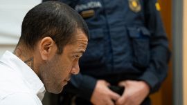 Dani Alves condannato a 4 anni e 6 mesi di carcere per violenza sessuale: l'ex Juve pronto a fare ricorso