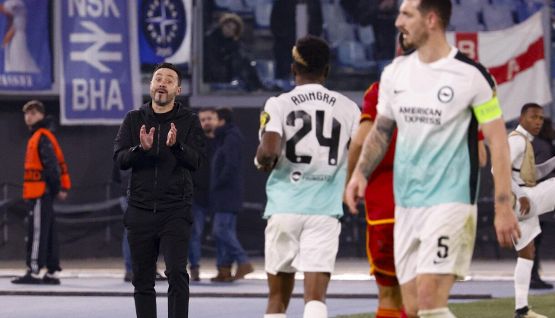 Roma, il Brighton fa ricorso a Uefa contro Var, cartello omofobo e assalto ai tifosi