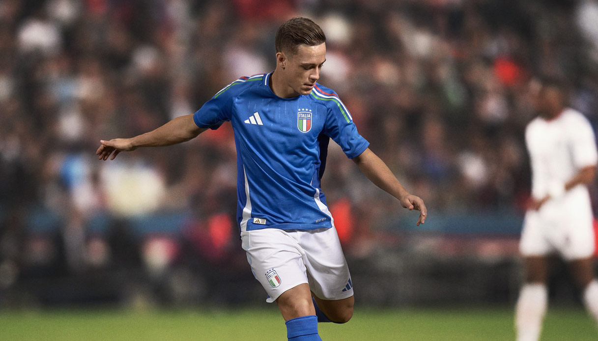 https://wips.plug.it/cips/sport.virgilio.it/cms/2024/03/adidas-x-figc_home_raspadori.jpg