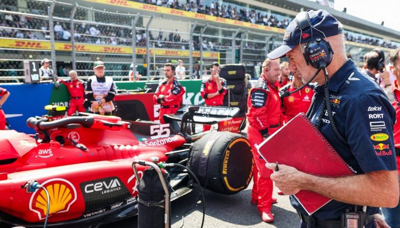 F1, Ferrari prova l'all-in con Adrian Newey: il "genio" nauseato dal caso Horner, l'offerta di Maranello