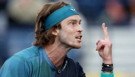 ATP 500 Dubai, Rublev: insulta un giudice di linea e viene squalificato. Perde soldi e punti (scenderà alla 6)