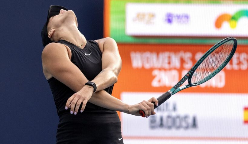 Miami Open, crollo emotivo di Aryna Sabalenka dopo il ko con Kalinina: spacca la racchetta e si rifugia negli spogliatoi