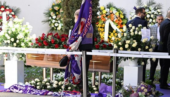 Morto Joe Barone, folla e commozione alla camera ardente, dove si terranno i funerali