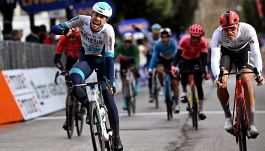 Ciclismo, Tirreno-Adriatico, 3a tappa: assolo di Phil Bauhaus, più scaltro di un generosissimo Jonathan Milan