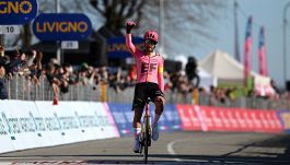 Ciclismo, Milano-Torino a Bettiol: azione d'altri tempi, la classica più antica torna a parlare italiano