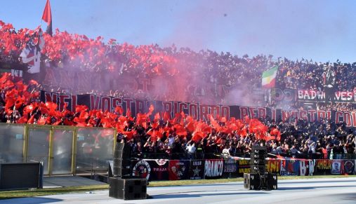 Cosenza-Catanzaro, derby di violenza: scontri e feriti, gravissimo infortunio per un guardalinee