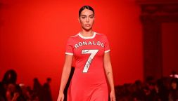 Georgina Rodriguez "veste" Cristiano Ronaldo, abito ispirato e firmato da CR7: "Un sogno che si avvera"