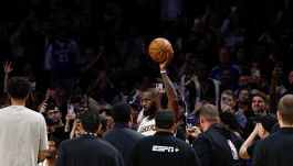 NBA, Lakers-Nuggets: LeBron James supera quota 40mila punti ma Djokovic fa il tifo per Jokic