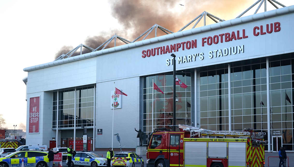 Paura a Southampton, edificio in fiamme vicino allo stadio: rinviata la gara con il Preston