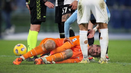 Serie A, Lazio-Udinese 1-2: Provedel si infortuna da “attaccante” e deve uscire in barella