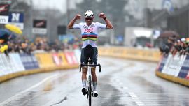 Ciclismo, van der Poel subito vincente sul pavé: stacca Van Aert e trionfa alla E3 Saxo Classic