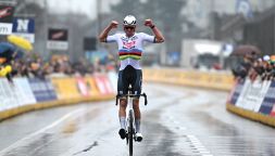 Ciclismo, van der Poel subito vincente sul pavé: stacca Van Aert e trionfa alla E3 Saxo Classic