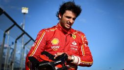 F1, Gp Australia: Sainz stoico in prima fila, tutta la sofferenza sul viso dello spagnolo della Ferrari
