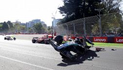 F1, Gp Australia: che paura Russell, sbatte a muro e si ribalta con la Mercedes. Poi accusa Alonso