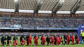 Razzismo, iniziativa del Napoli per Juan Jesus fa accapponare la pelle: la squadra si inginocchia