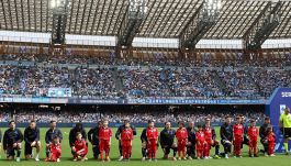 Razzismo, iniziativa del Napoli per Juan Jesus fa accapponare la pelle: la squadra si inginocchia
