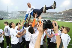 Serie C, Cesena promosso in B: è festa dopo la vittoria sul Pescara e una stagione trionfale