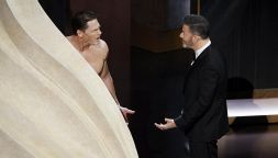 Oscar 2024, John Cena nudo per premiare i migliori costumi: che fisico per il wrestler attore!