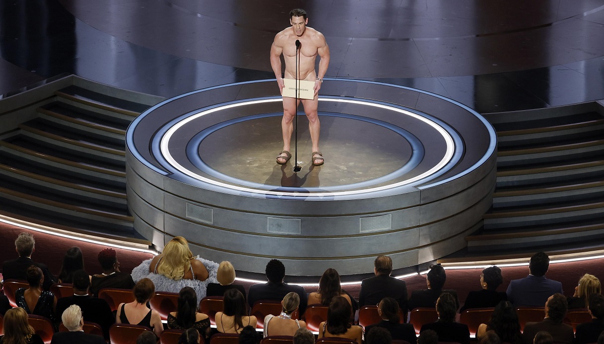 Oscar 2024, John Cena nudo per premiare i migliori costumi: che fisico per il wrestler attore!