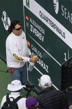 Tennis, Indian Wells: Lance Davis eroe per un giorno, l'apicoltore libera il Centrale dalle api per Alcaraz-Zverev