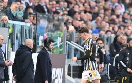 Juventus-Genoa: Vlahovic nervoso, applausi e parole per Giua che lo espelle