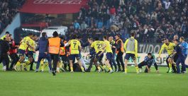 Trabzonspor-Fenerbahce: in Turchia folle invasione ultras contro la squadra di Bonucci, Osayi-Samuel reagisce