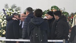 Camera ardente Joe Barone: Commisso scosso, il mondo del calcio e tanti vip rendono omaggio al dg Viola