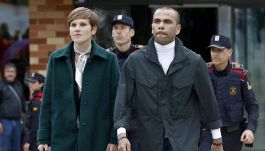 Dani Alves in libertà provvisoria dopo 14 mesi: pagata cauzione da un milione, ma potrebbe tornare in carcere