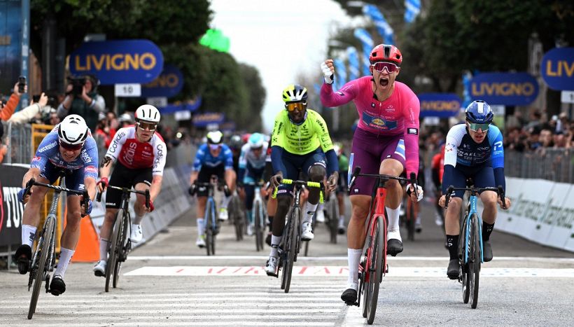 Ciclismo Tirreno-Adriatico, 4a tappa: Jonathan Milan, sprint imperiale e maglia azzurra. Philipsen s’inchina