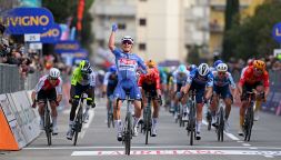Ciclismo, Tirreno-Adriatico, 2a tappa: Philipsen senza rivali in volata, Milan chiude solo decimo