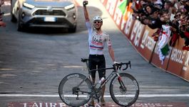 Ciclismo, Strade Bianche: Pogacar da leggenda, scatta ai -80 dall'arrivo e vince in solitaria