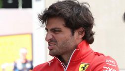F1, Ferrari: forfait Sainz al Gp Arabia Saudita, operato di appendicite, le condizioni. Al suo posto Bearman