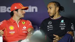 F1 GP Cina, Hamilton nervi tesi: "Basta Ferrari". Leclerc lancia la sfida alla Red Bull, Sainz novità sul futuro