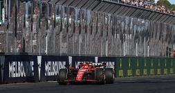 F1 Gp Australia, show di Sainz nel team radio Ferrari: il messaggio a Leclerc che fa emozionare, le urla di Russell
