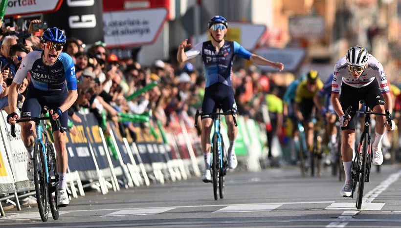 Ciclismo, Volta a Catalunya, 1a tappa: Schultz sorprende il gruppo, Pogacar fa il numero ma chiude secondo a mezza ruota