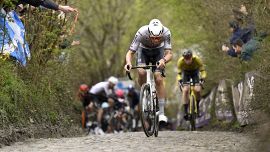 Ciclismo, Giro delle Fiandre: Van der Poel senza rivali, Mozzato secondo. Longo Borghini trionfa nel femminile