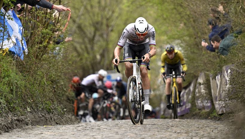 Ciclismo, Giro delle Fiandre: Van der Poel senza rivali, Mozzato secondo. Longo Borghini trionfa nel femminile