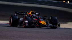 F1, GP Bahrain: ruggito Verstappen, è pole, gran Leclerc in prima fila. Sainz quarto, delude Hamilton