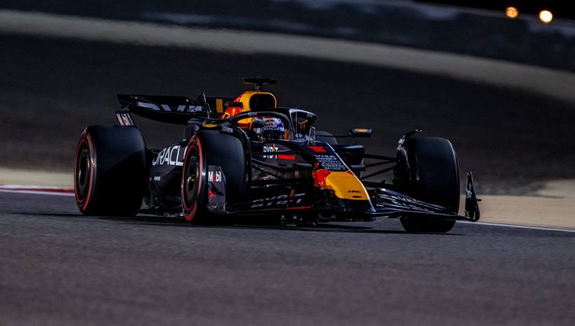 F1, GP Bahrain: ruggito Verstappen, è pole, gran Leclerc in prima fila. Sainz quarto, delude Hamilton
