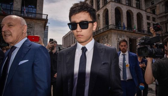 Inter, ecco perché slittano rinnovi Lautaro e Barella: Zhang nel mirino, è polemica