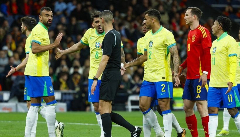 Spagna-Brasile 3-3: l'arbitro le sbaglia tutte, autogol Olivera condanna l’Uruguay