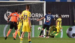 Atalanta-Verona, la moviola: il fuorigioco sul gol e il rigore negato