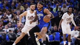 NBA, Denver spinge i Lakers e LeBron a un passo dall'eliminazione. Embiid e Banchero, reazioni da leader