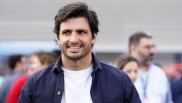 F1 Ferrari, da Sainz altra frecciata: "Volevo restare" poi premia Bagnaia. Mercato piloti, Bearman: sarà Haas