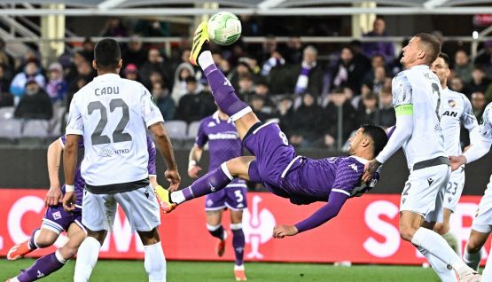 Fiorentina-Plzen, moviola: arbitro salvato dal Var, che svista su Nico