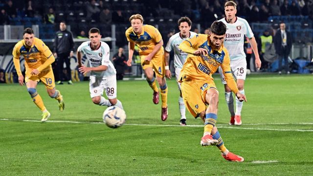 Granat protesterar mot straffsparken och det andra målet, tystnad från Video Assistant Referee (VAR).